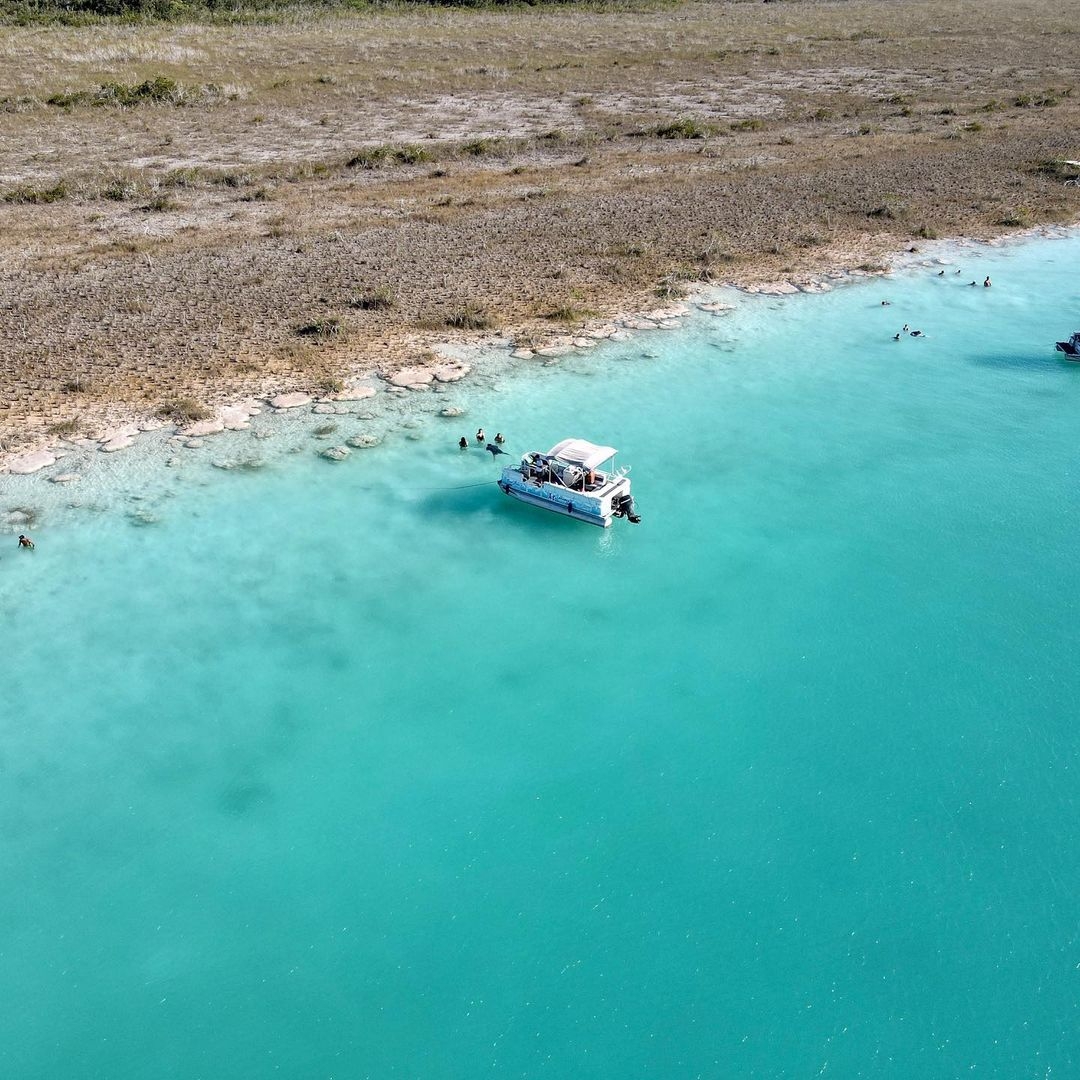 Tour en pontón motorboat en la laguna de Bacalar