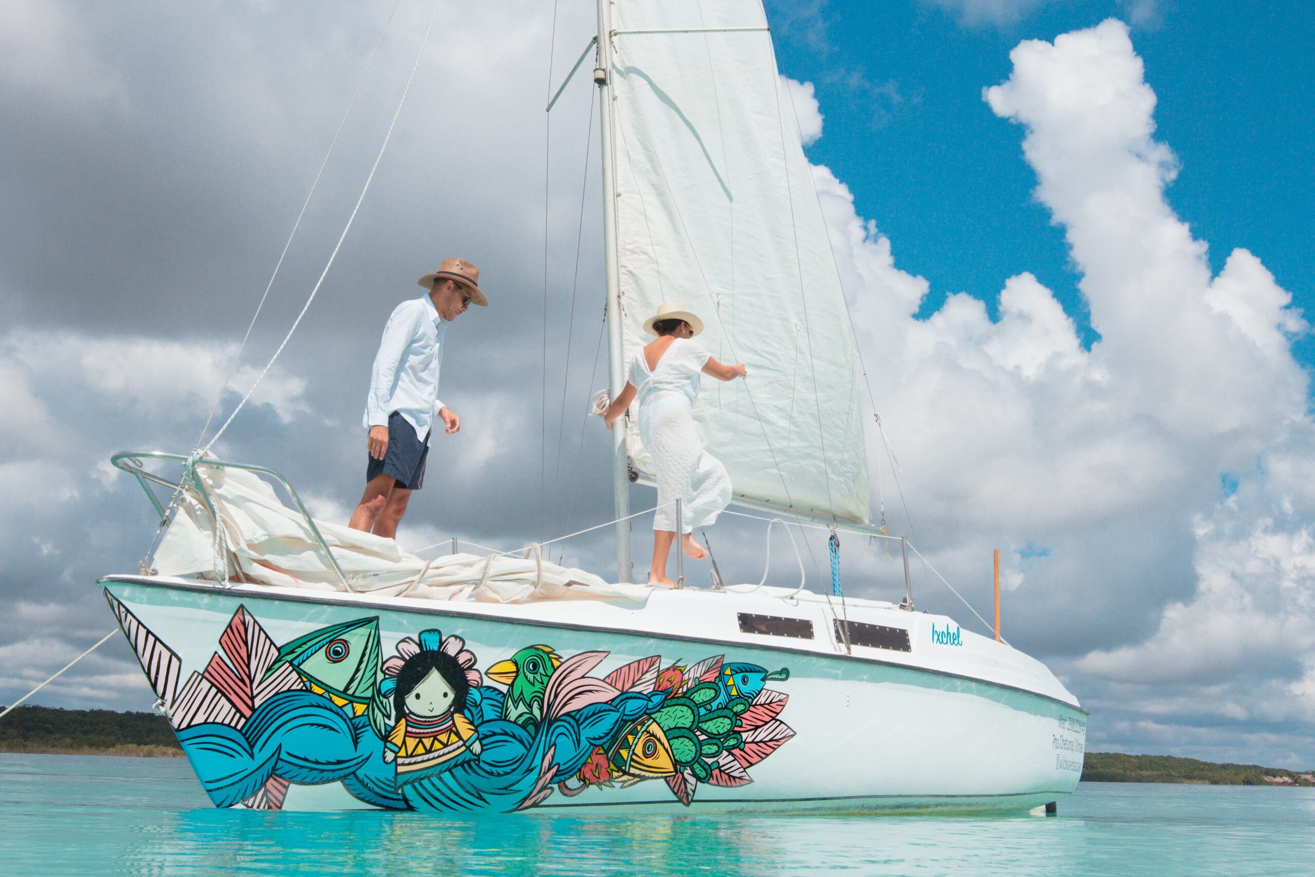 Velero privado en la laguna de Bacalar