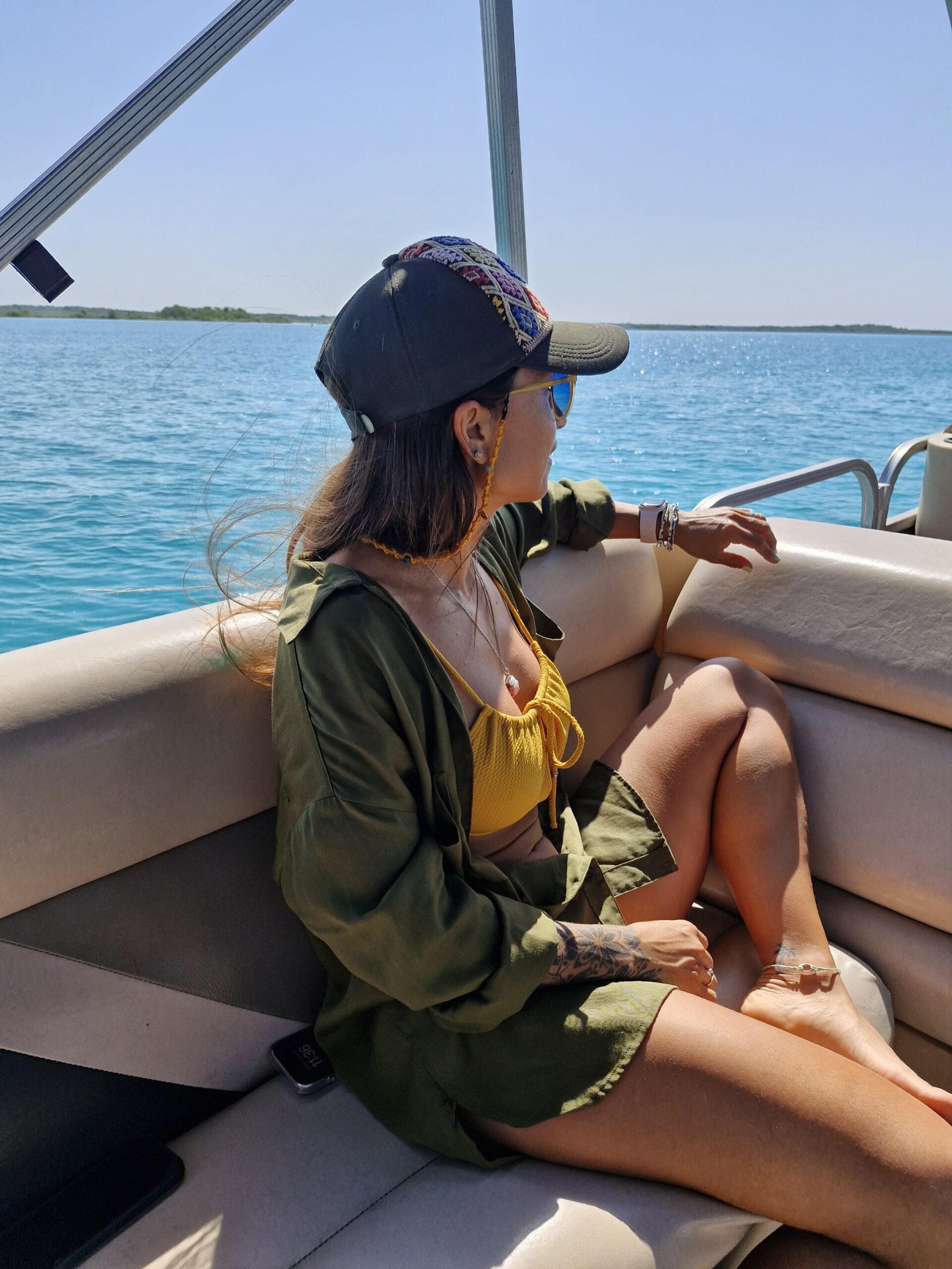 Velero navegando en la Laguna de Bacalar