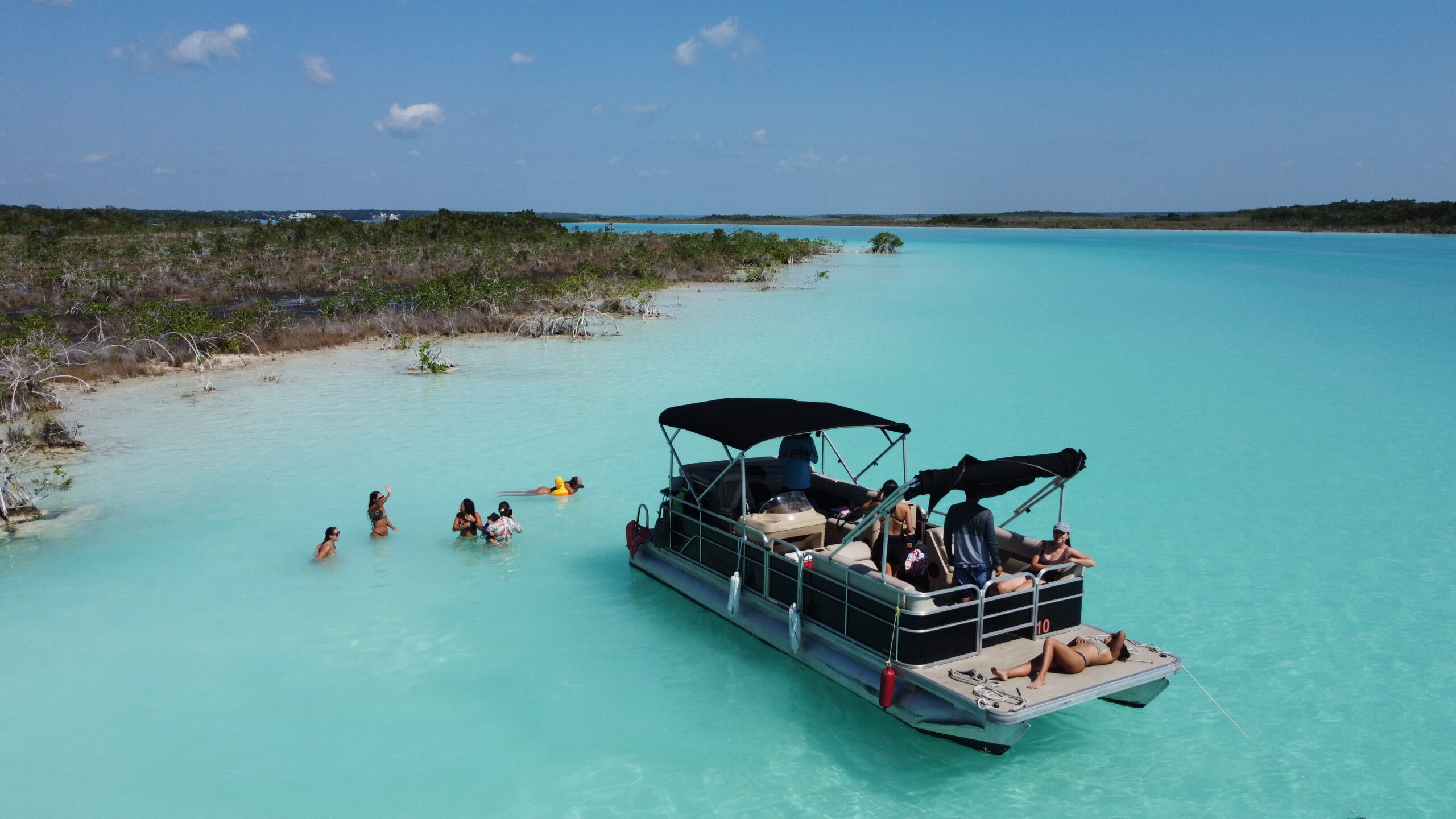 Velero navegando en la Laguna de Bacalar visto desde arriba